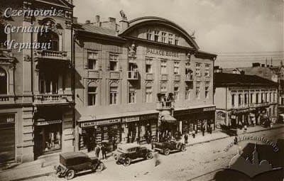 A black and white photo of a city street