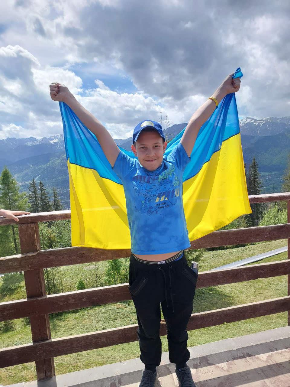 A person with a blue and yellow shirt on