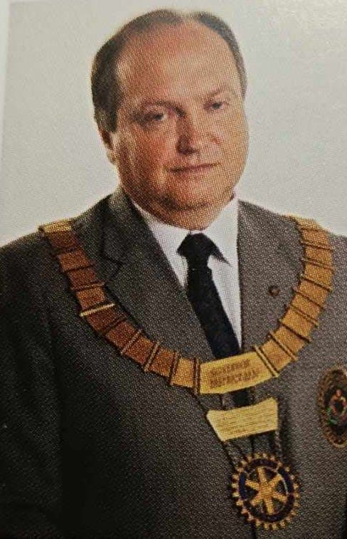 A picture of a man in a suit and tie